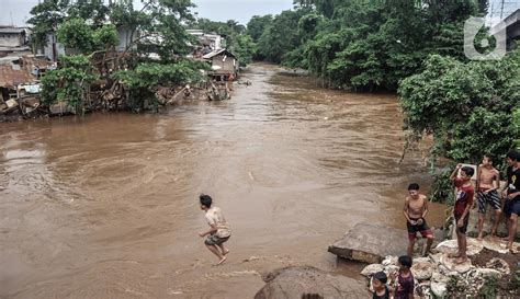 Foto Berenang Di Luapan Kali Ciliwung Foto Liputan