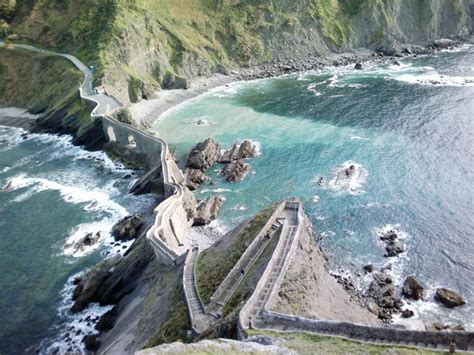 Premium Photo | Bridge to island of san juan de gaztelugatxe