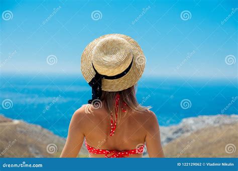 Fille En Bikini Avec La Mer Bleue Et Ciel Sur Le Fond Photo Stock Image Du Noir Europe