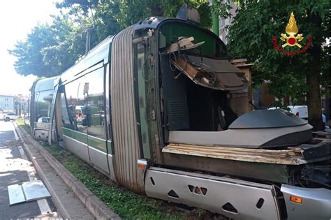 Tram Deraglia E Va A Sbattere Contro Un Albero A Milano Cinque Feriti