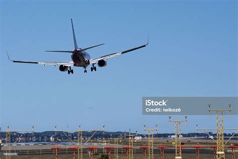 Boeing 737 Landing In Crosswind Stock Photo - Download Image Now ...