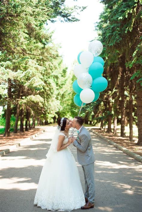 Novia Y Novio Que Abrazan En Un Bosque En El Bosque Del Oto O