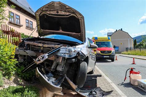 Ungewöhnlicher Unfall Im Erzgebirge Auto Landet Auf Mauer