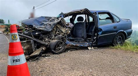 Acidente entre carro e caminhão bitrem deixa 4 feridos na BR