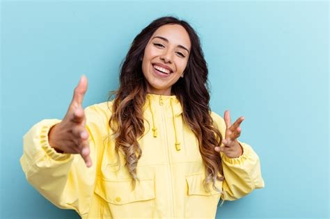 Joven Mexicana Aislada Sobre Fondo Azul Se Siente Confiada Dando Un