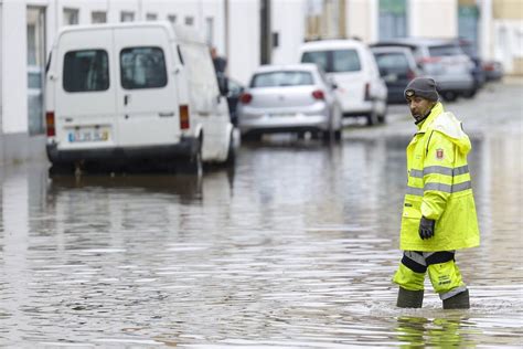 Mau Tempo Proteção civil emite estado de alerta especial amarelo para