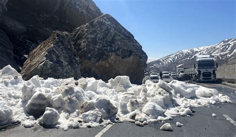 Bitlis Te Da Dan Kopan Dev Kayalar Tehlike Sa T Yol Trafi E Kapat Ld