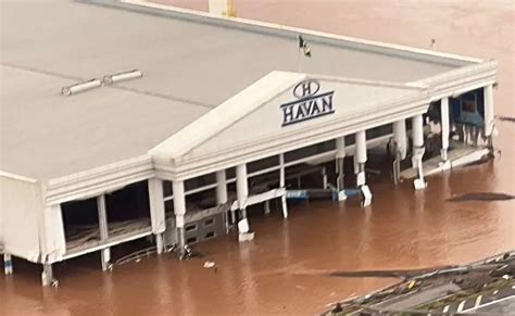 Imagens aéreas mostram a Havan de Lajeado tomada pela água