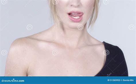 Lèchement Des Lèvres Plan Rapproché De La Jeune Femme Blonde Léchant