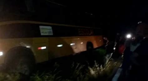 Nibus Escolar Sai De Pista E Quase Tomba Ap S Cair Em Buraco Na Br