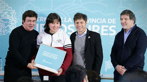 Axel Kicillof entregó 614 computadoras a estudiantes de La Matanza