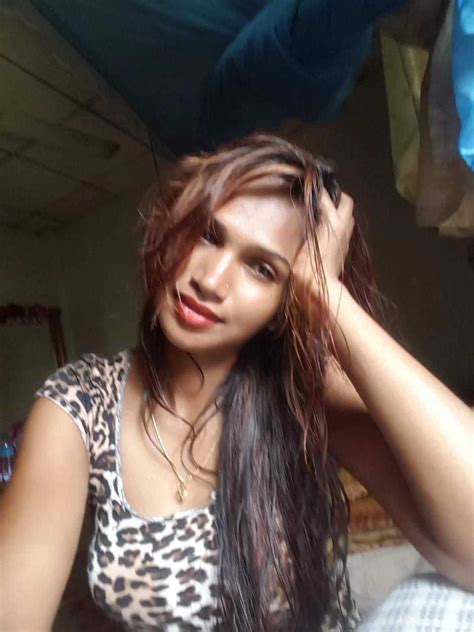 Desi Super Cute Super Hot Babe Scrolller