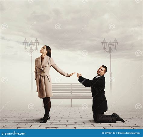 Homme Se Tenant Sur Ses Genoux Photo Stock Image Du Pardon Offense