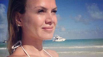 Aos Anos Eliana Faz Selfie De Biqu Ni Na Praia E Ganha Elogios