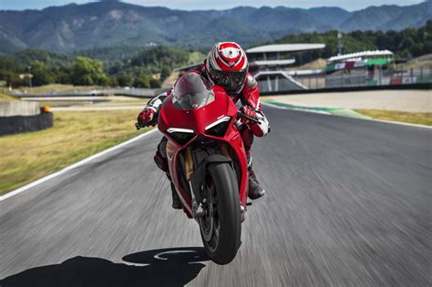 Ducati Panigale V4 - A New Generation of Ducati Superbike - Asphalt ...