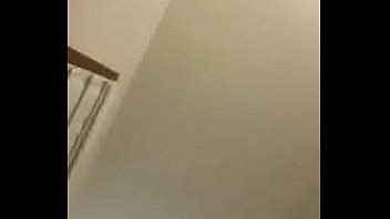 burlándose de sus enormes tetas en el periscopio XVIDEOS