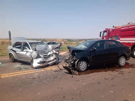 BATIDA FRONTAL ENTRE DOIS VEÍCULOS EM RODOVIA DEIXA FERIDOS EM PEREIRA