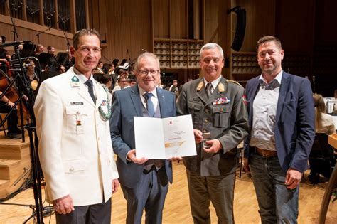 Goldene Ehrennadel für Brigadier Dieter Muhr Oberösterreichischer