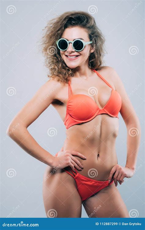 La Jeune Femme Dans Des Lunettes De Soleil Avec Le Beau Corps Parfait Mince Dans Le Bikini A