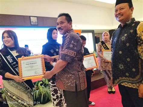 Hadiri Yudisium Lulusan Fisip Ini Pesan Penting Rektor Unismuh Luwuk