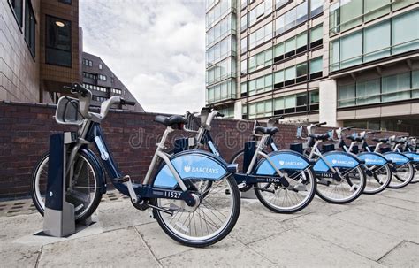 Bicis De Milano Para El Alquiler Foto De Archivo Imagen De Anaranjado