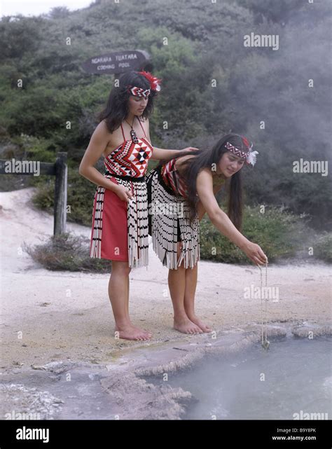 Traditional maori clothes hi-res stock photography and images - Alamy