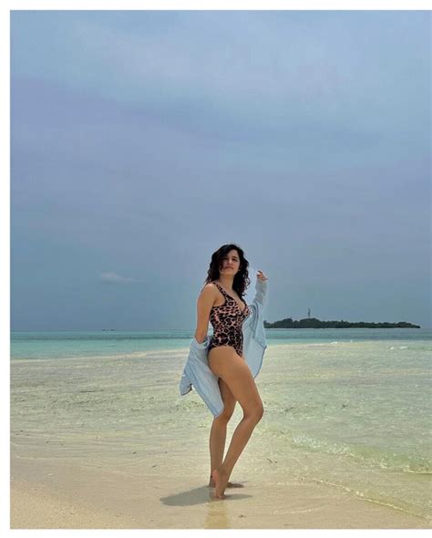 10 Hot Sexy Shirley Setia Bikini Pics