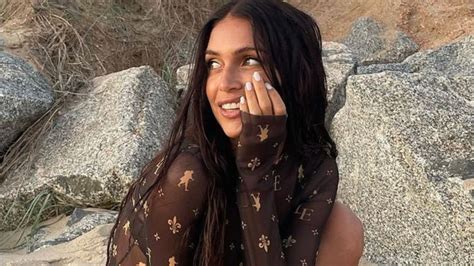 Zaira Nara Comparti Su C Modo Look De Playa Y Dej Ver Mucha Piel Con Una Bikini De Triangulitos