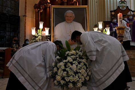 Secretarul Personal Al Papei Benedict Al Xvi Lea Public Un Volum De