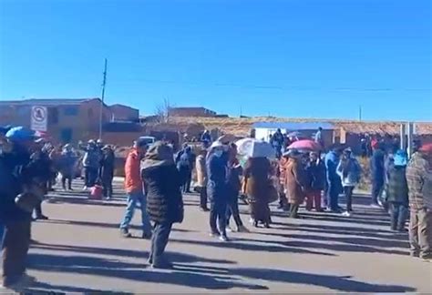 Gremiales de Oruro bloquean la vía a Cochabamba y la terminal suspende