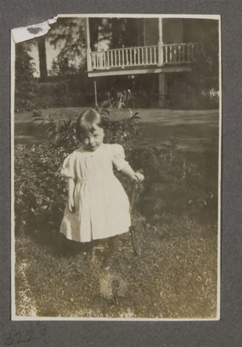 Portrait D Enfant D Un Album De Famille Amateur Inconnu Collections MNBAQ