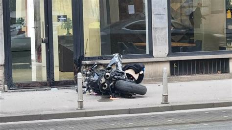 Foto Prometna Nesre A U Centru Zagreba Motocikl Zavr Io Na Nogostupu