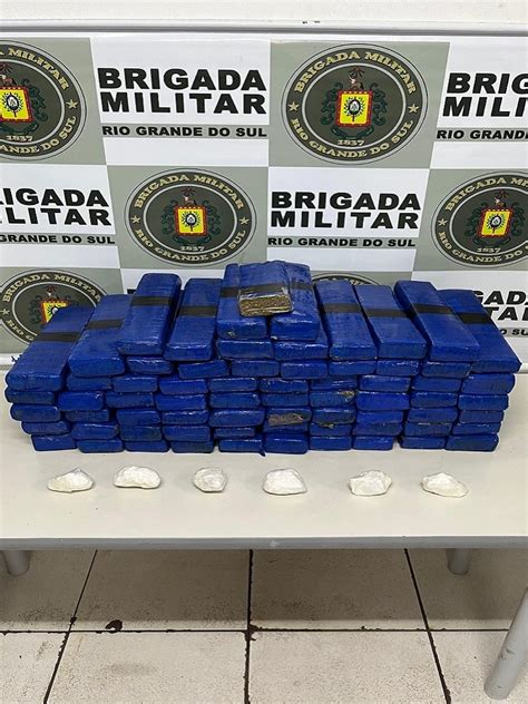 BM aborda veículo irregular e prende homem mais de 60 kg de maconha