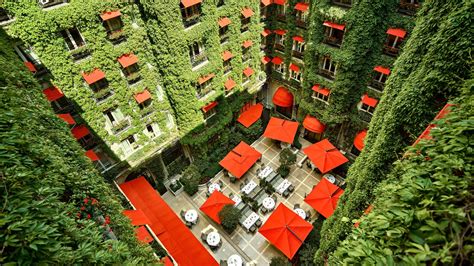 La Cour Jardin du Plaza Athénée invite à une escapade végétale avec