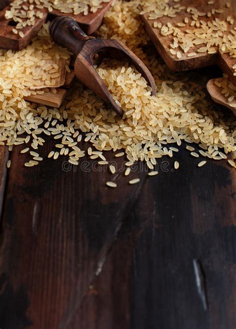 Arroz Cocido A Medias Con Una Cuchara De Madera Foto De Archivo