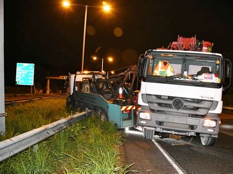 拖43噸石屎泵車 拖車青朗公路避切線車鏟草坪2傷 星島日報