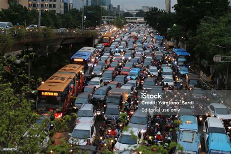 ジャカルタでの交通渋滞 インドネシアのストックフォトや画像を多数ご用意 インドネシア 渋滞 交通量 Istock