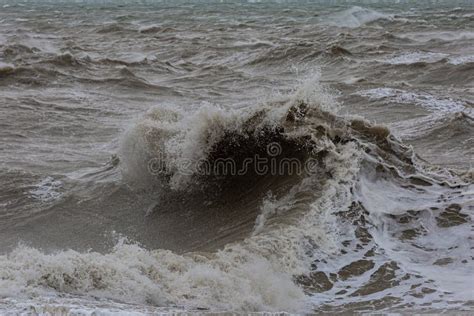 Ondas Caindo Durante Uma Tempestade Em Newhaven Em Sussex Foto De Stock