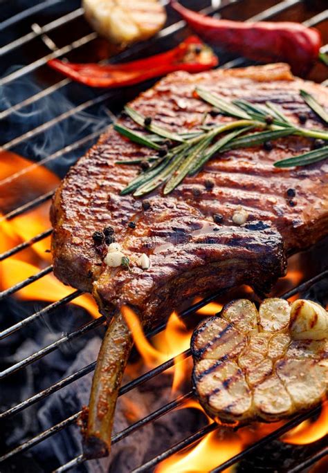 Pedra De Porco Grelhada Osso Bife De Porco Tomate Em Marinada