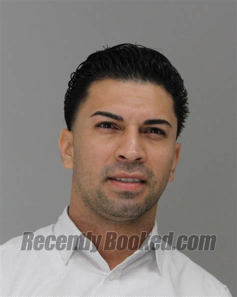 Recent Booking Mugshot For JONATHAN HERNANDEZ In Dallas County Texas