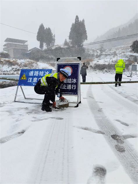 下雪天交警执勤保畅通 展现亮丽“雪警” 永嘉网