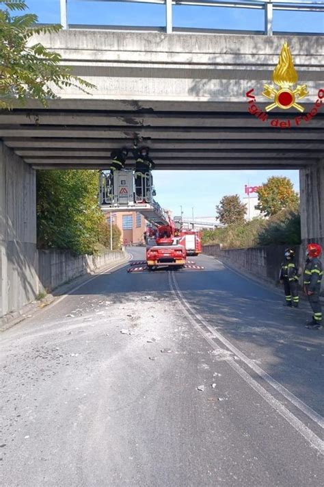 Un Camion Urta E Danneggia Il Ponte Di Via Porzio Giovanola Adiacente