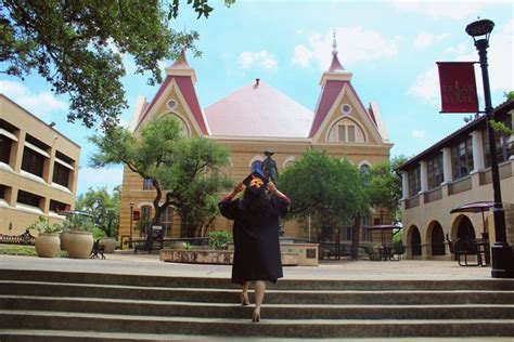 Texas State Graduation Picture and Cap in 2022 | Graduation pictures ...