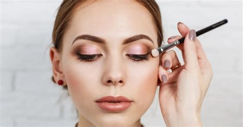 Bikin Make Up Jadi Medok Ini Kesalahan Memakai Eyeshadow Yang Sering