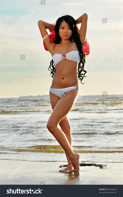 Mujer sexy asiática en bikini blanco Foto de stock Shutterstock