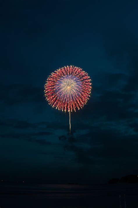 日が落ちてきた夜空に上がる花火の無料の写真素材 Id31793｜フリー素材 ぱくたそ