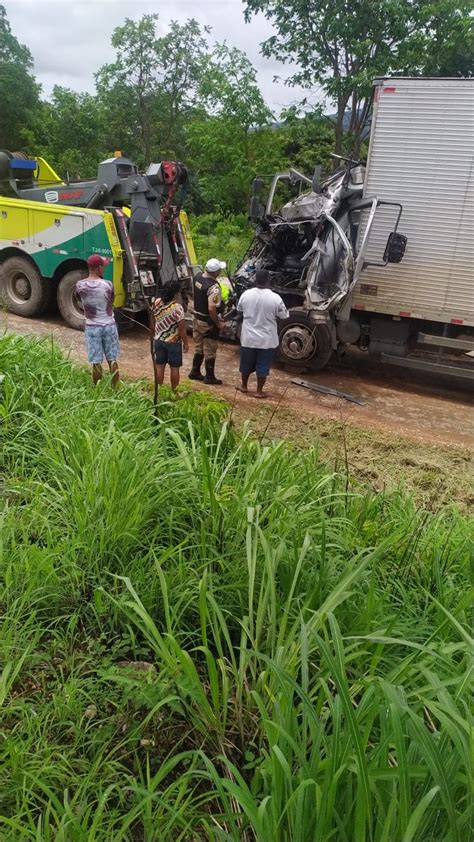 Caminhoneiro fica gravemente ferido após bater em carreta na BR 135 em