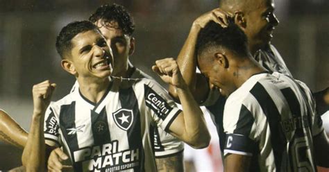 Botafogo supera o Vitória no Barradão e pula para o topo do Brasileirão