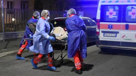 Così avvengono le procedure di soccorso per il coronavirus una notte