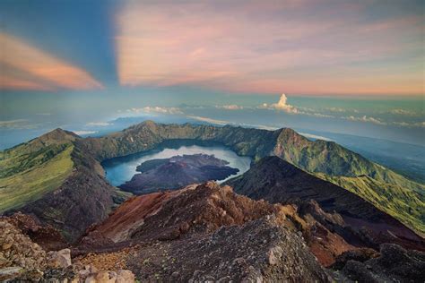 Gunung Rinjani - Trekking Up Mount Rinjani in Indonesia